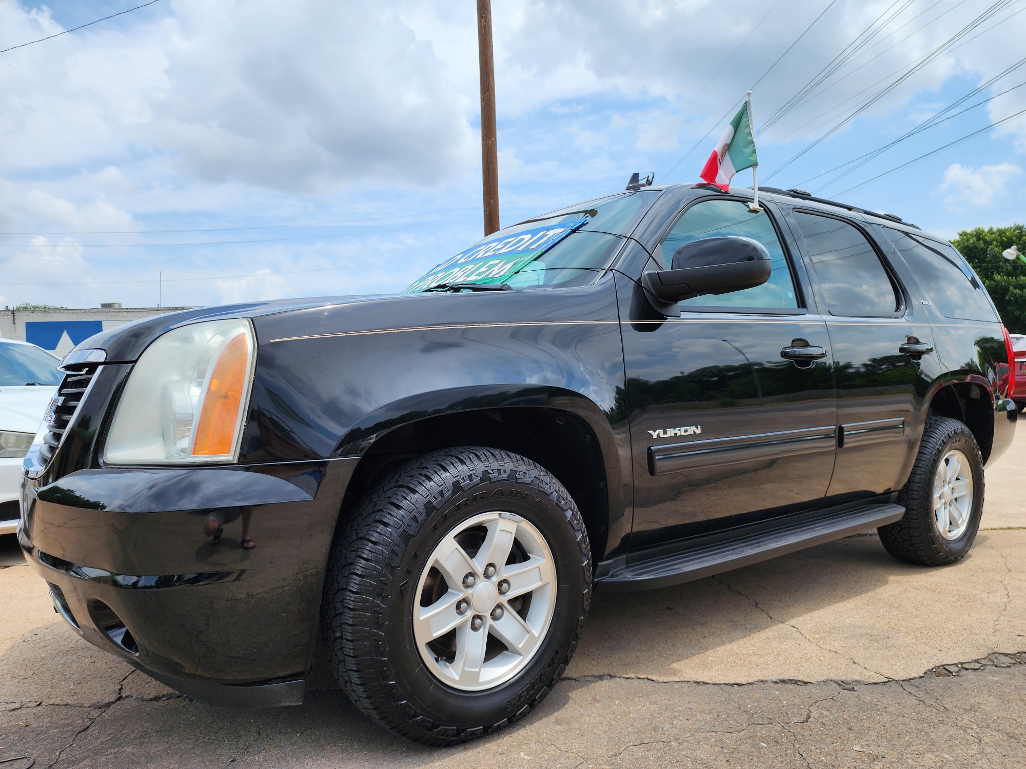 2012 BLACK /BEIGE LEATHER GMC Yukon SLT (1GKS1CE04CR) with an V8 engine, AUTO transmission, located at 2660 S.Garland Avenue, Garland, TX, 75041, (469) 298-3118, 32.885387, -96.656776 - Photo #7